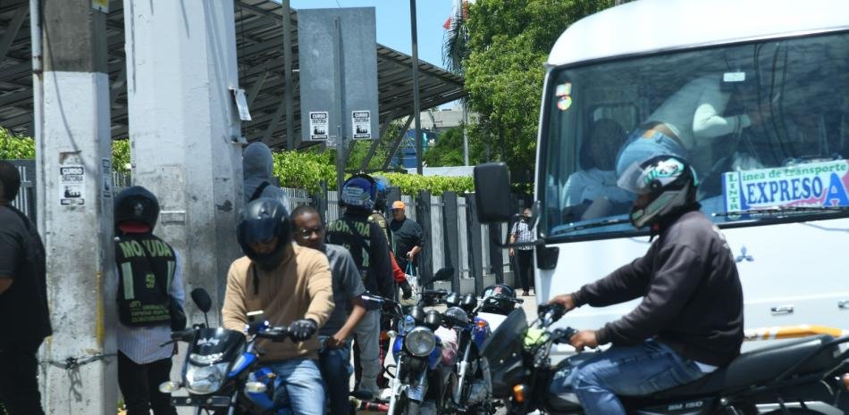 Paradas de motoconchos se multiplican sin control y dejan al descubierto una regulación aún sin respuesta
