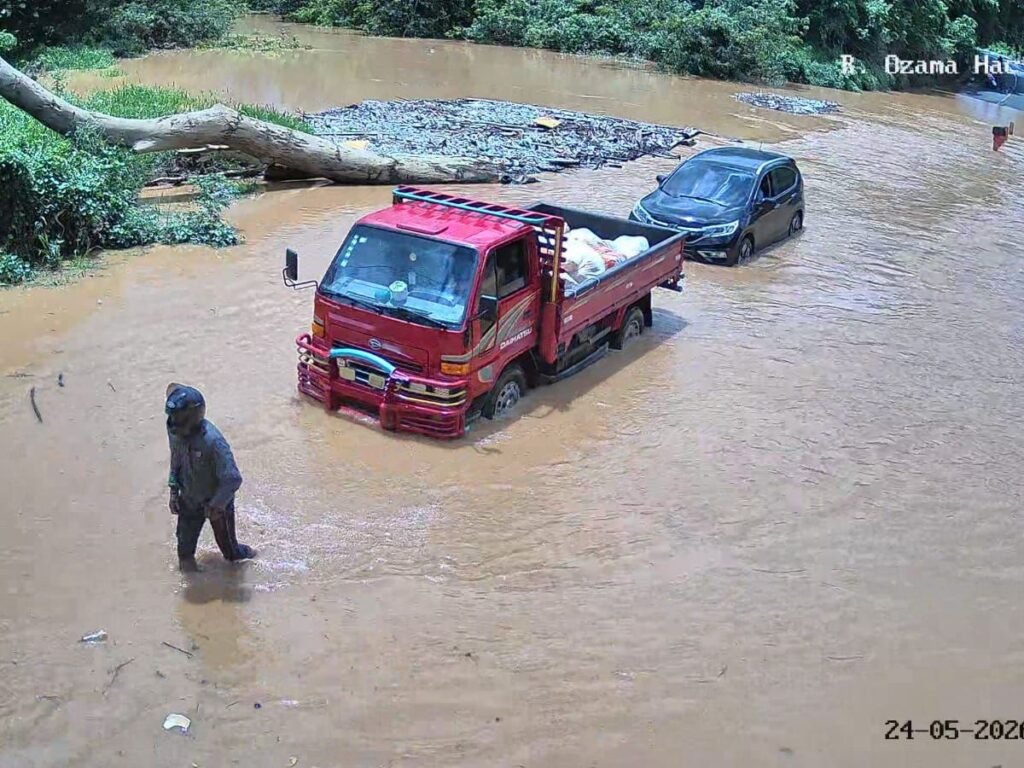 Alerta en Monte Plata: crecida del río deja en condición vulnerable el puente entre Hacienda Estrella y La Luisa