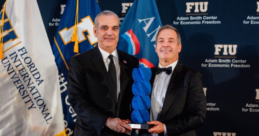 Abinader recibe en Miami un premio y advierte sobre los riesgos de ceder libertades