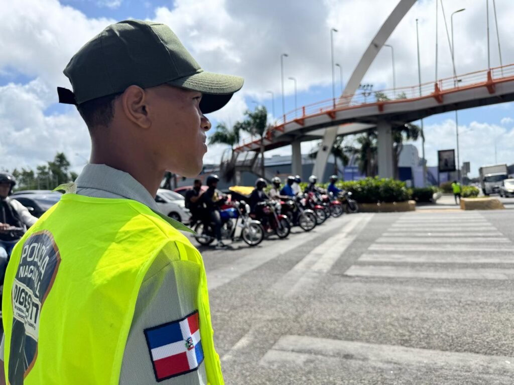 DIGESETT refuerza con agentes los cruces más tensos del Gran Santo Domingo