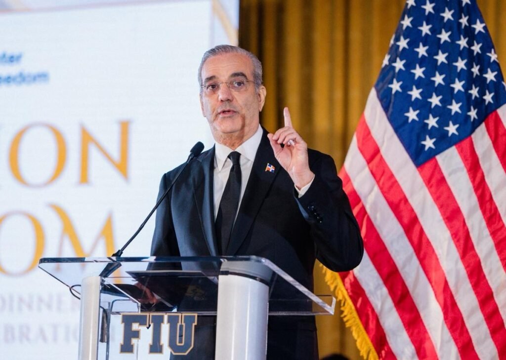 Abinader alerta en Florida sobre los riesgos de trocar libertad por seguridad y recibe premio de FIU