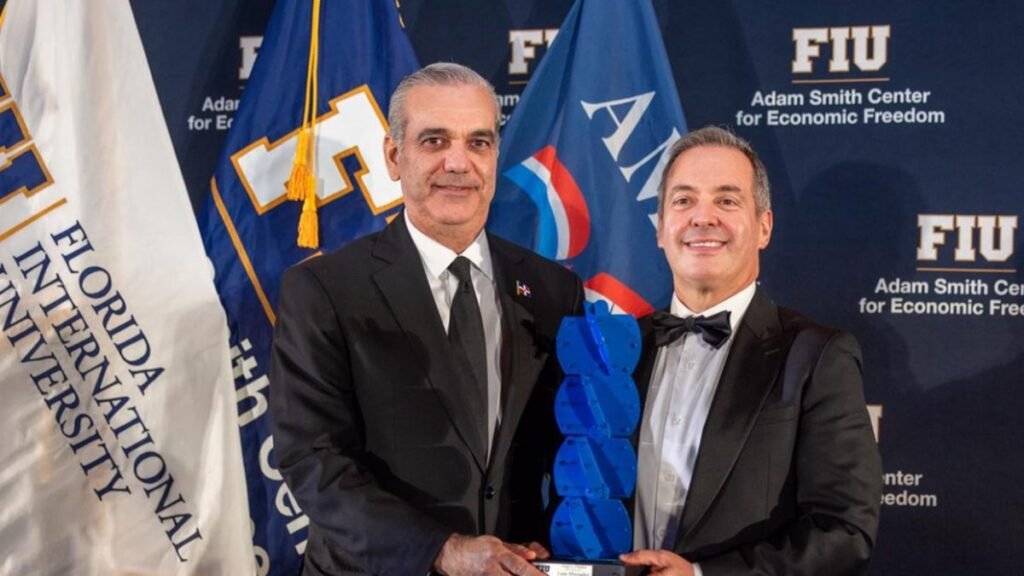 Abinader recibe premio de FIU y defiende la libertad mientras expone sus compromisos sobre instituciones y transparencia