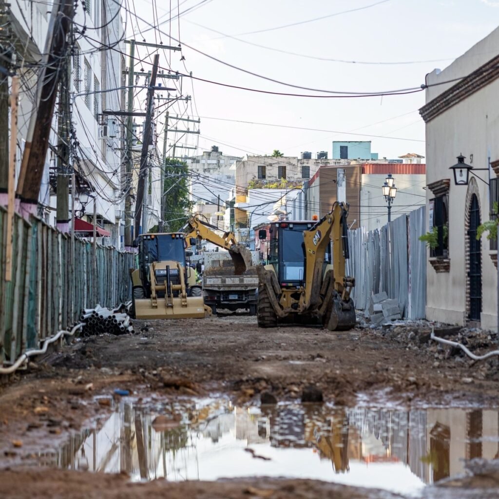 Comerciantes de El Conde piden a Omar Fernández mediar por atrasos en obras de la Zona Colonial: en contexto