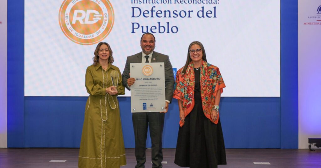 El Defensor del Pueblo recibe Oro en Igualando RD por sus avances en igualdad interna