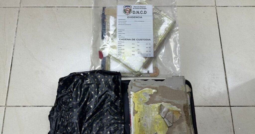 Hallan presunta cocaína oculta en carpetas enviadas a EE. UU. y Róterdam