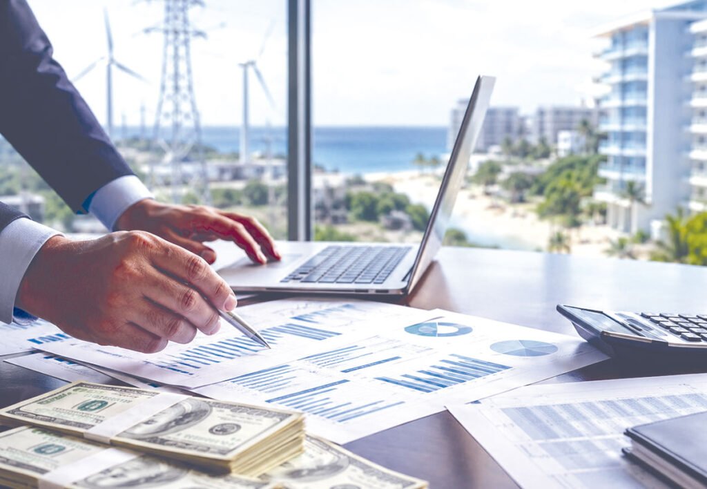 Sube el crédito en dólares y se concentra en electricidad, turismo e inmobiliario: en contexto