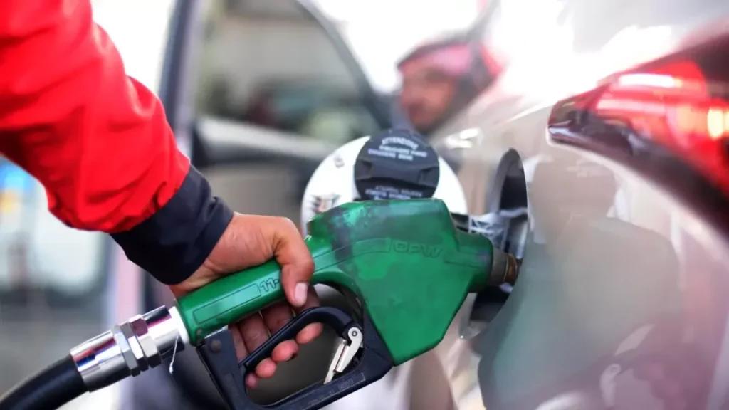 Alza de combustibles vuelve a golpear el bolsillo pese a millonario subsidio oficial: en contexto