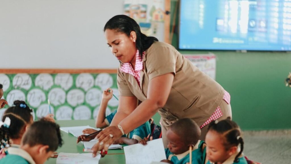 Sexta etapa de evaluación docente suma 21 % en su primera semana y aún deja miles de observaciones pendientes: en contexto