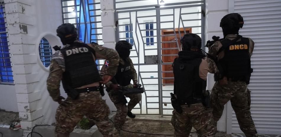 DNCD y Antilavado apresan en Barahona a dos vinculados a 1.7 toneladas de cocaína