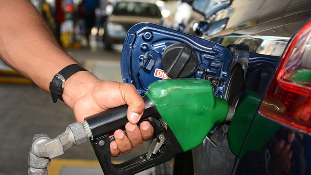 Economista advierte que la subida de gasolinas alimenta la inflación y encarece la vida cotidiana
