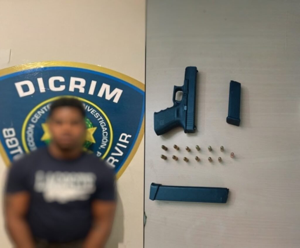 Arrestan en Pedernales a un hombre con una pistola ilegal durante operativo conjunto