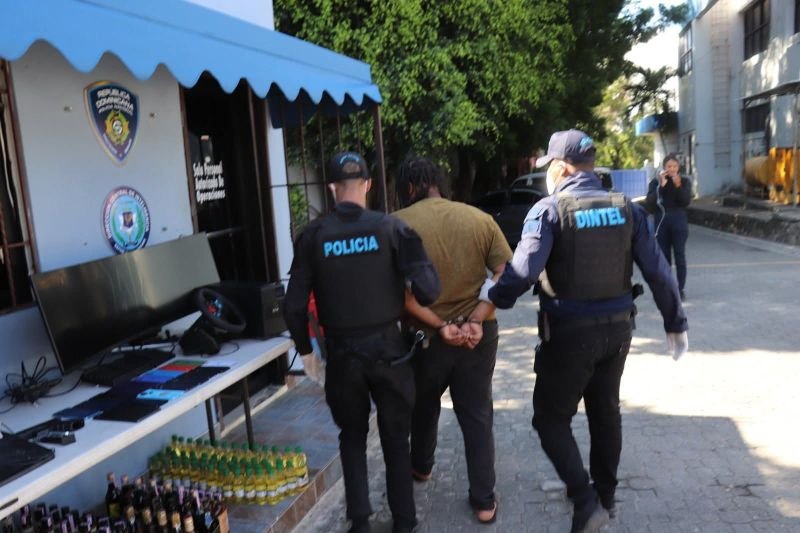 Operativo en Santo Domingo Oeste termina con un arresto por fraude digital y equipos de alta gama