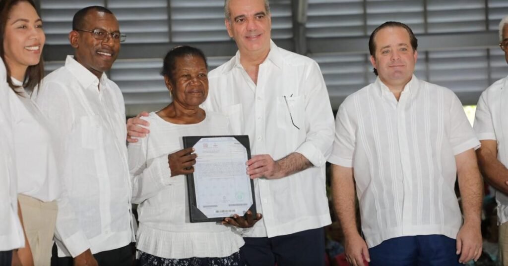 Abinader entrega 1,500 certificados en Domingo Savio y el Gobierno admite que el plan aún no termina: en contexto