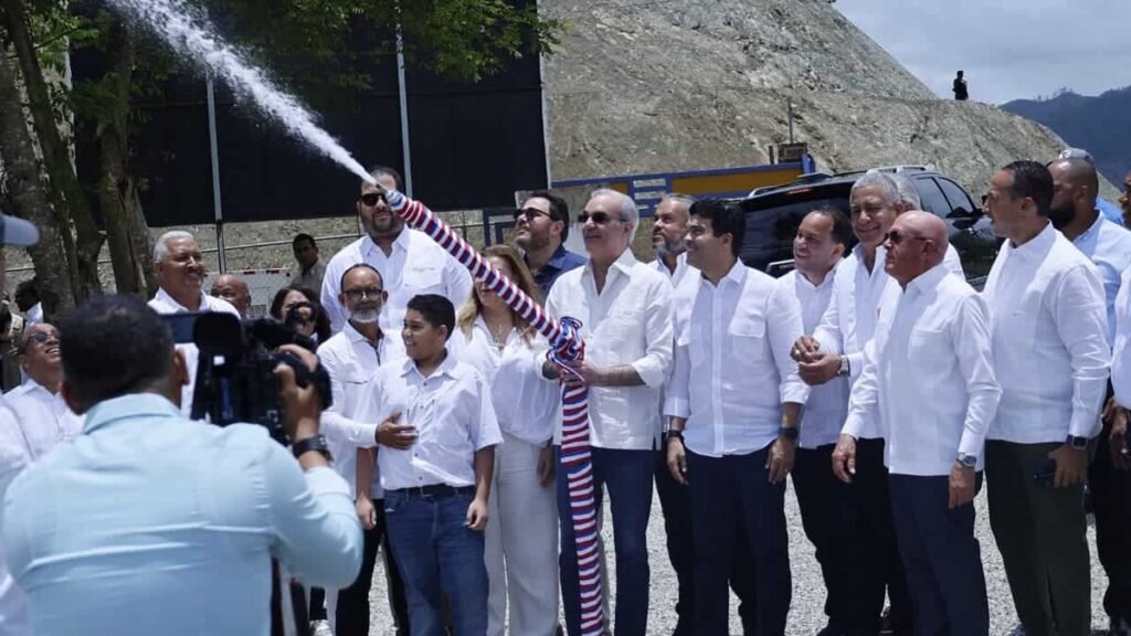 Abinader inaugura acueducto en Sabana Larga y reconoce demoras en obras pendientes en Ocoa
