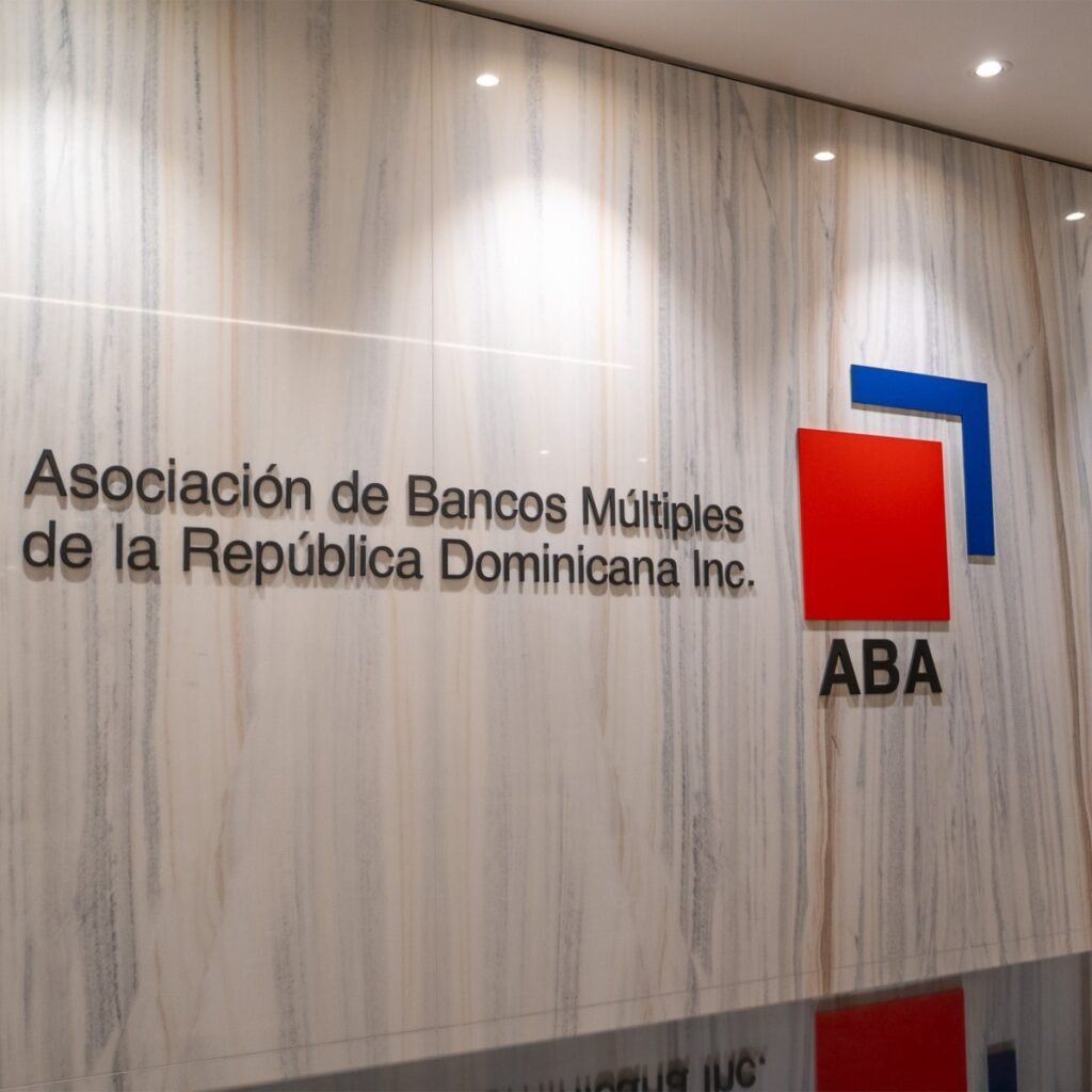 Banca exhibe salarios y formalidad por encima del promedio nacional en medio de la brecha laboral dominicana