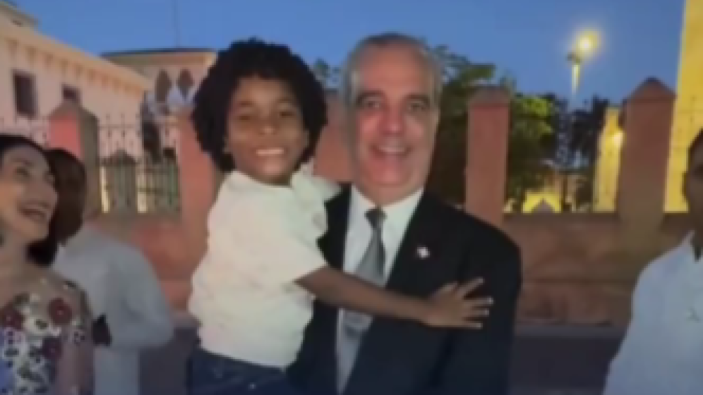 Recorrido de Abinader en la Zona Colonial deja una escena emotiva, mientras persiste el foco en la imagen presidencial: en contexto