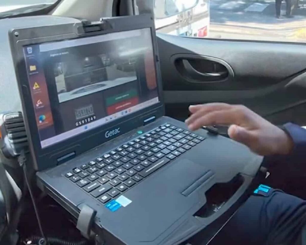 Policía muestra sistema para ubicar vehículos robados y plantea dudas sobre su control y eficacia: en contexto