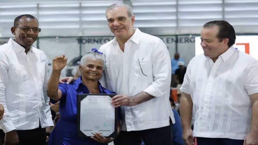 Abinader entrega 1,500 títulos en Nuevo Domingo Savio y destaca el avance de la regularización de terrenos: en contexto