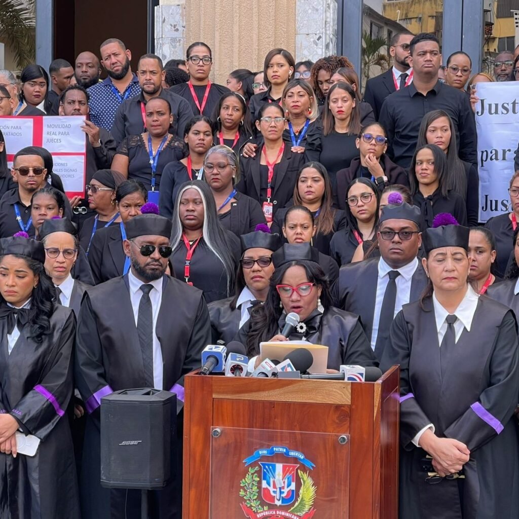 Denuncian gasto de casi RD$11 millones en un arbolito mientras jueces y empleados alertan crisis en el Poder Judicial