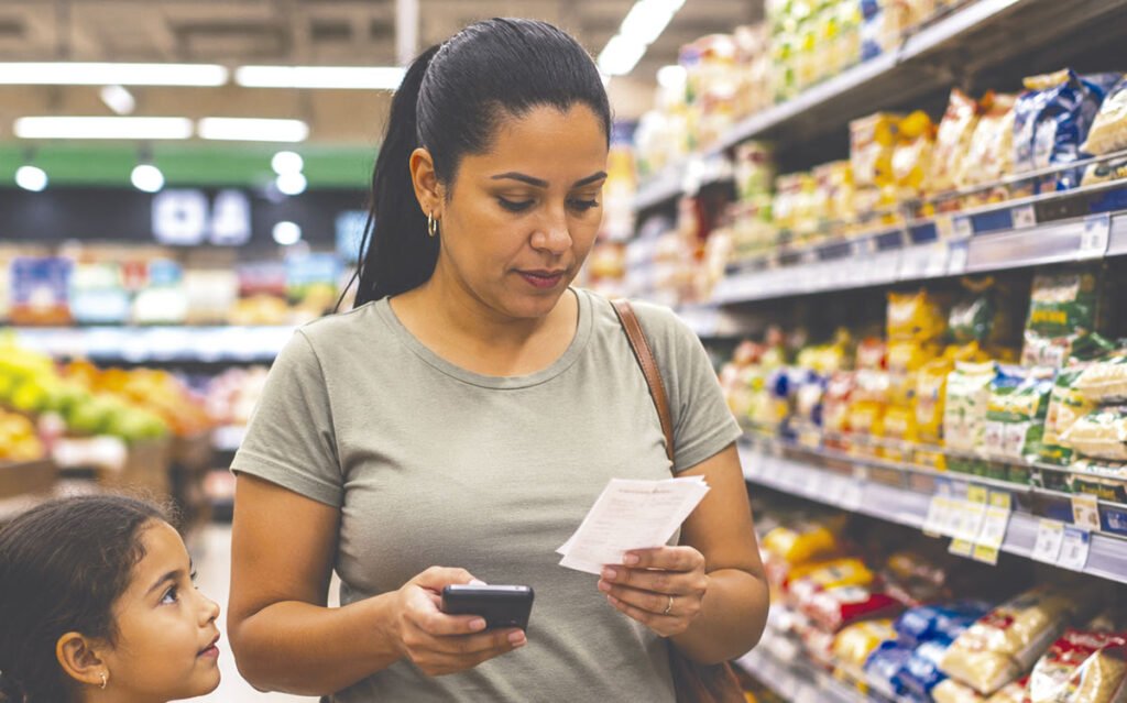 La presión del costo del hogar empuja a muchas madres a extremar el control del gasto en el supermercado: en contexto