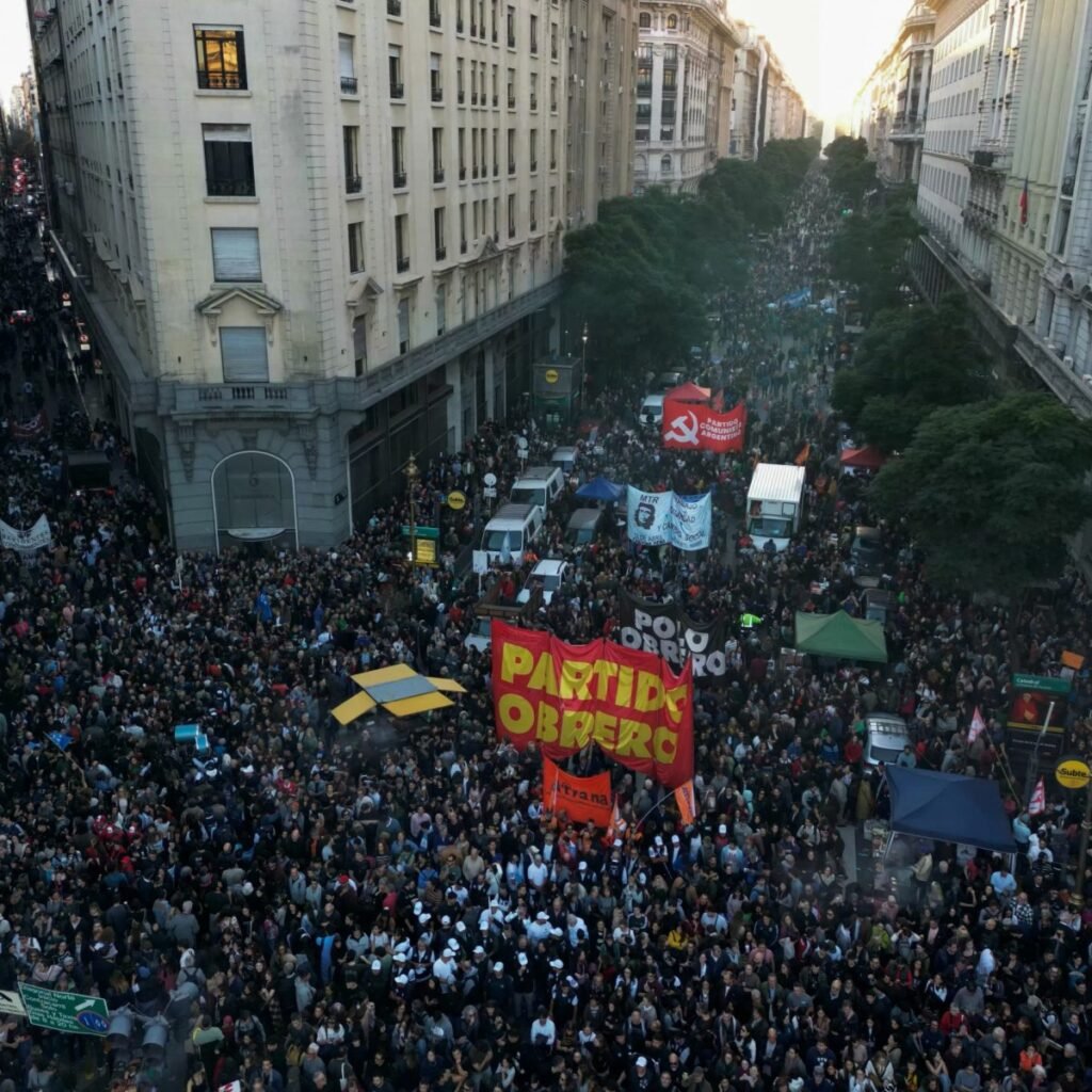 Masiva movilización en Argentina vuelve a tensar al gobierno de Milei por el ajuste universitario: en contexto