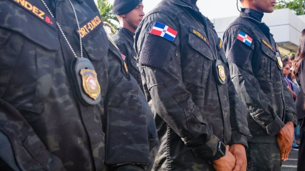 Abinader asciende a 634 agentes de la DNCD y pone de relieve una demora histórica en su carrera interna