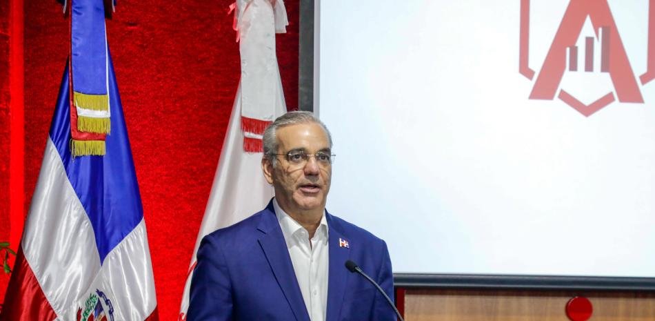 Abinader presenta baja histórica de la pobreza monetaria sin citar el informe que respalda el dato