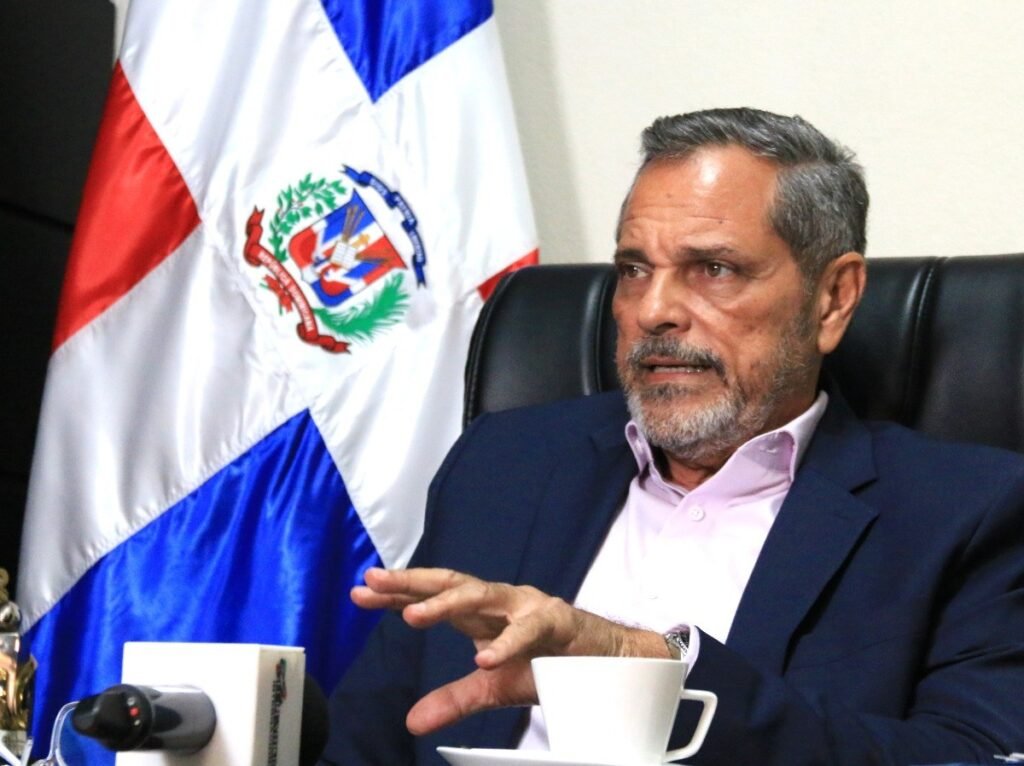 Noboa señala academias de béisbol sin condiciones y exhorta a los padres a vigilar: en contexto