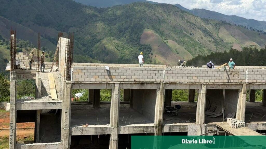 Educación acelera escuelas en la Cordillera Central luego de denuncia por obras detenidas