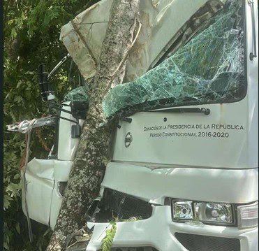 Accidente de autobús con estudiantes deja cuatro menores heridos y abre preguntas sobre las condiciones del transporte en Boca de Yuma