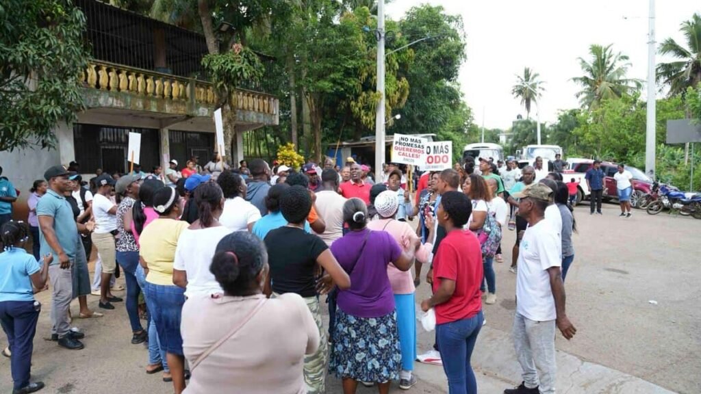 Protesta en El Higüero expone años de espera y falta de respuesta oficial por calles y contenes: en contexto