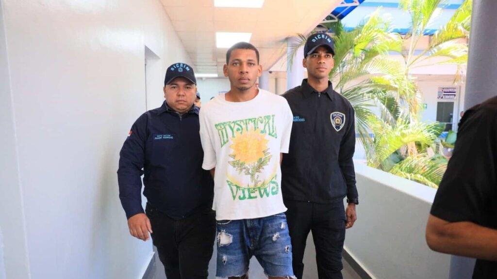 Cabo de la Policía Nacional muere tras intervenir en un caso de violencia familiar en Santo Domingo Este: en contexto