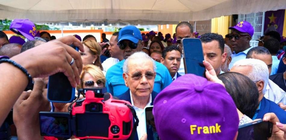 Danilo Medina pone en duda las encuestas y dice que el PLD debería disputar el primer puesto