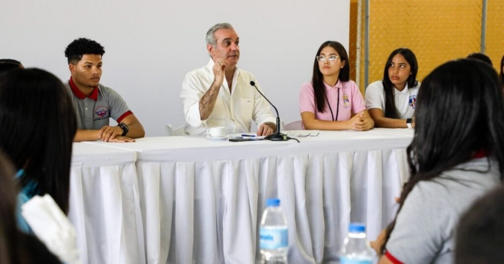 Abinader participa en encuentro con 350 estudiantes en Ocoa centrado en obras y cercanía con la juventud