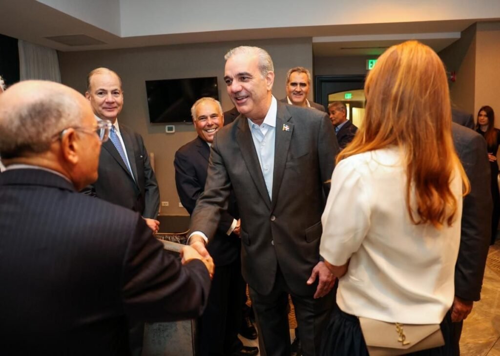 Abinader expone en Panamá el crecimiento dominicano ante empresarios y Conep local: en contexto