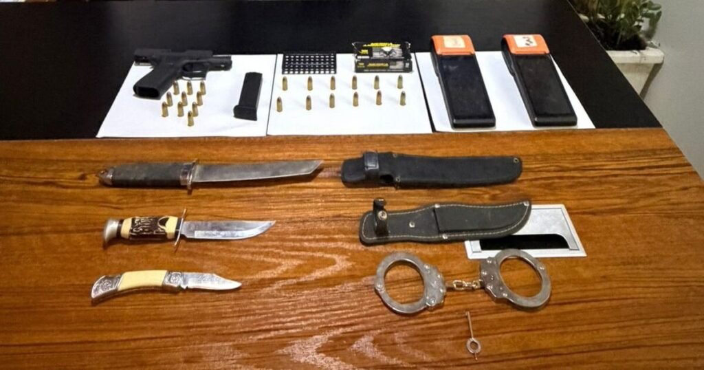Allanamientos en La Vega revelan arma ilegal, municiones y equipos bajo vigilancia oficial