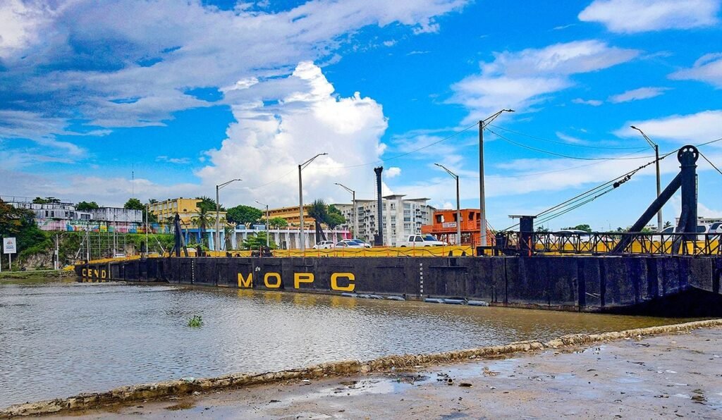 Cierran por dos horas el puente flotante sobre el Ozama para paso de la BD CALIPSO ONE: en contexto