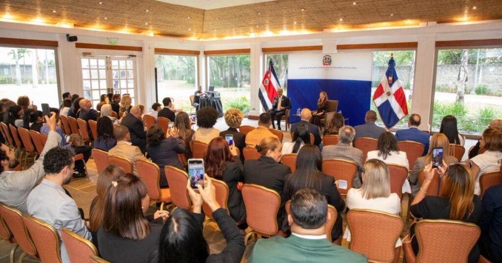 Abinader conversa en Costa Rica con dominicanos residentes y reafirma respaldo a la diáspora: en contexto