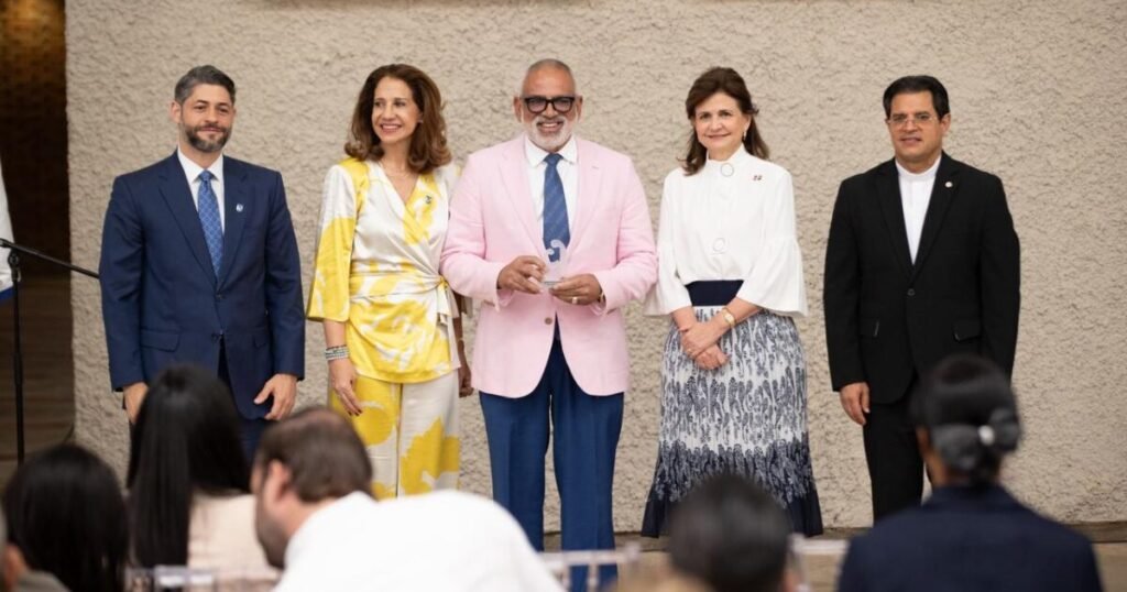 Raquel Peña encabeza en la PUCMM develamiento de mural que reconoce a nuevos Guardianes de la Academia: en contexto