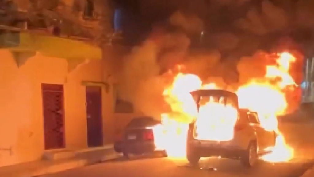Dos vehículos se incendian en la Zona Colonial y la investigación sigue sin determinar el origen: en contexto