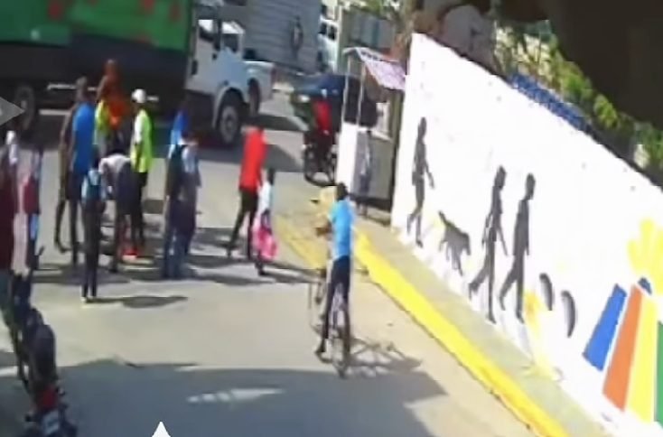 Estudiante cae en alcantarilla sin tapa al salir de la escuela y reaviva reclamos por seguridad en SDE