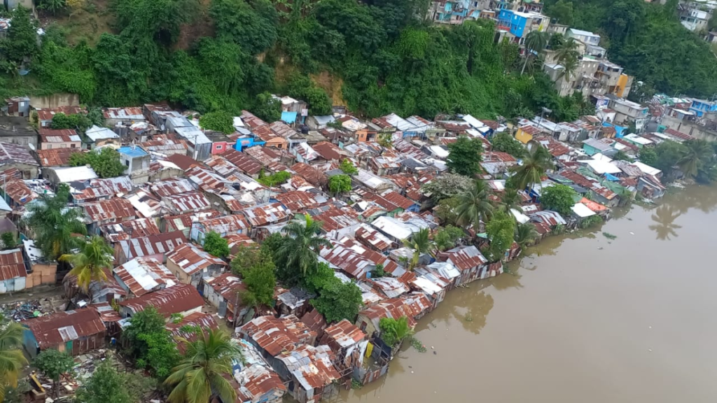 Denuncian que la falta de política de reciclaje agrava la crisis del Ozama y las inundaciones en Santo Domingo