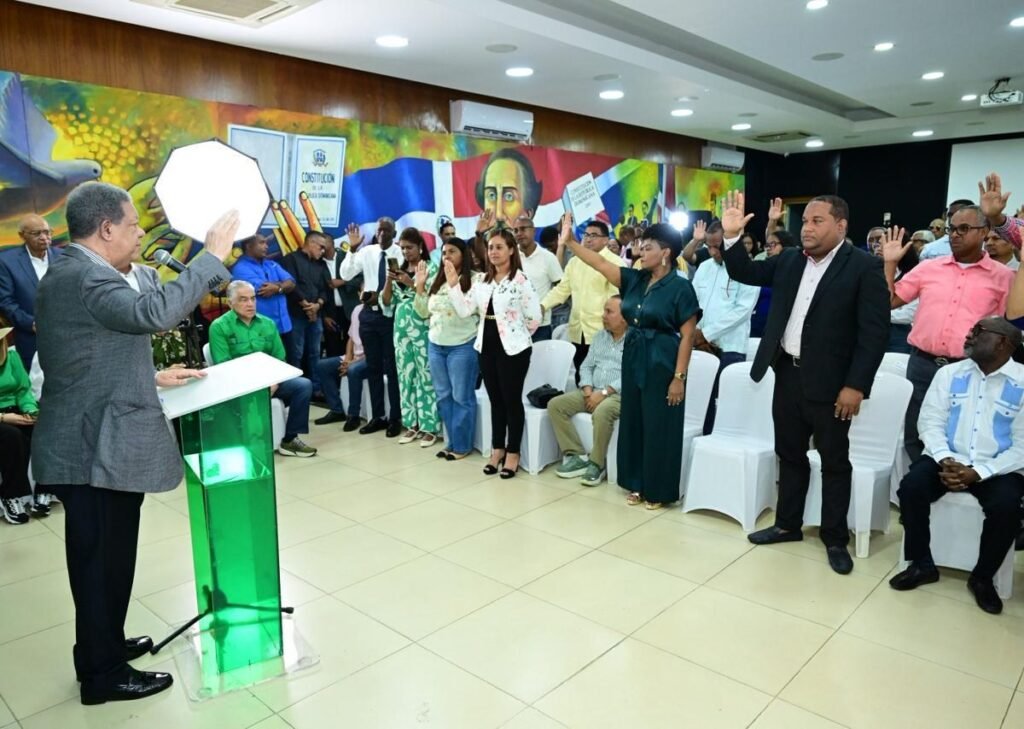 Leonel integra a dirigentes magisteriales a la FP y sitúa la educación como eje de su propuesta de gobierno