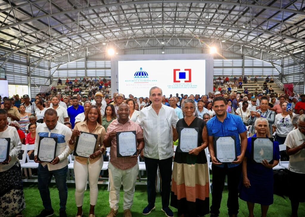Abinader encabeza entrega de 1,500 títulos en Domingo Savio y dice que el proceso aún no termina: en contexto