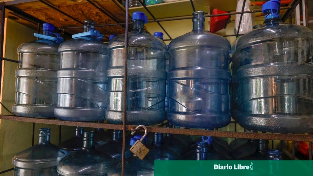 Botellones de agua suben hasta RD$10 y presionan más el gasto de los hogares: en contexto