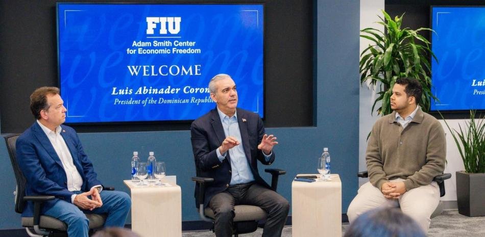 Abinader dialoga con estudiantes de FIU sobre liderazgo, democracia y retos de gobernanza