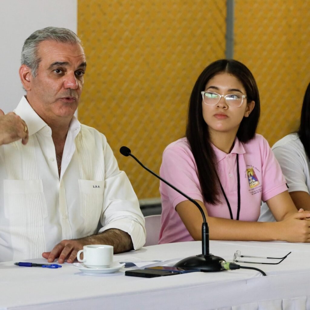 Abinader reconoce en Ocoa vacantes educativas sin cubrir y pone en revisión una extensión de la UASD