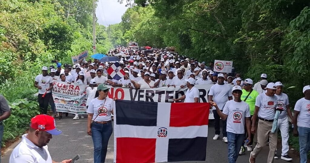 La Cuaba protesta contra un vertedero entre fuerte custodia policial y advertencias al Gobierno