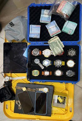 Dos detenidos tras un asalto armado en Santo Domingo Este que dejó un herido y un robo millonario