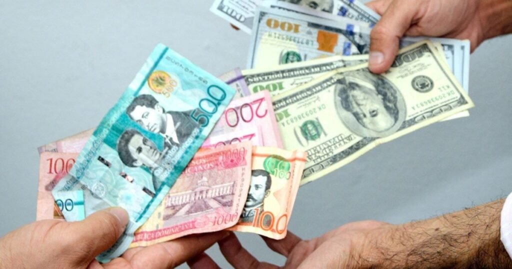 La subida del dólar eleva la presión sobre el colmado y encarece la vida cotidiana: en contexto